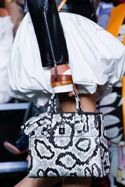 Look 80